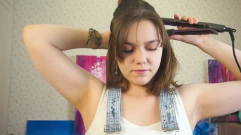 Snapshot of lyle_art chatting on January 29, 2025, 3:33 am hi im Lyle online show from January 29, 2025, 3:33 am