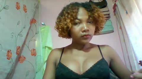 lyndah19 online show from March 5, 2026, 7:26 am