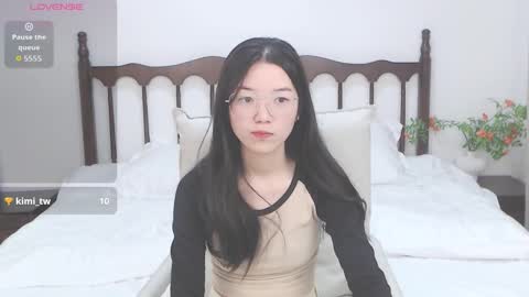 Lynn online show from November 22, 2025, 5:28 am