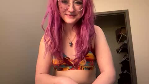 Lynn  online show from December 21, 2025, 11:23 pm