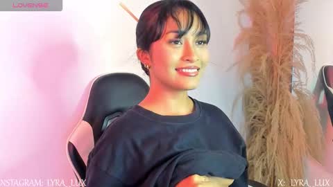 Snapshot of lyralux10 chatting on November 18, 2025, 11:15 pm lyralux10 online show from November 18, 2025, 11:15 pm