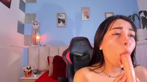 Snapshot of lyzzi_smith01 chatting on December 4, 2024, 7:56 pm Lizzy smith online show from December 4, 2024, 7:56 pm