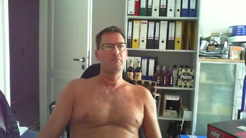 Snapshot of macfly67 chatting on June 17, 2026, 5:32 am macfly67 online show from June 17, 2026, 5:32 am