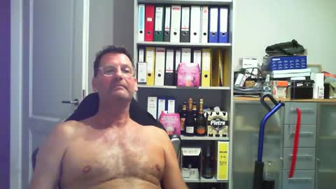 Snapshot of macfly67 chatting on August 7, 2026, 8:55 pm macfly67 online show from August 7, 2026, 8:55 pm