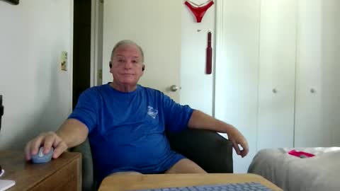 mackdocc001 online show from April 24, 2026, 3:58 pm