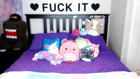 Mackenzie Wolfe online show from October 10, 2025, 3:38 am