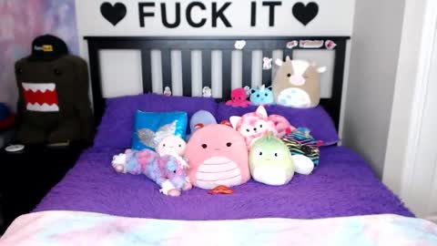 Mackenzie Wolfe online show from December 2, 2025, 4:51 am