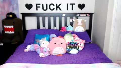 Mackenzie Wolfe online show from December 14, 2025, 4:40 am