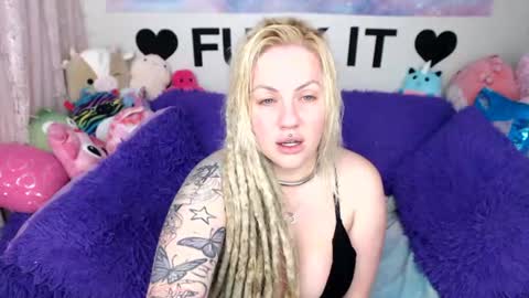 Snapshot of mackenziewolfe chatting on July 21, 2026, 5:10 am Mackenzie Wolfe online show from July 21, 2026, 5:10 am