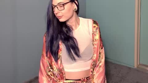 Snapshot of madam_edgewood chatting on December 2, 2024, 8:11 pm Madam Edgewood online show from December 2, 2024, 8:11 pm