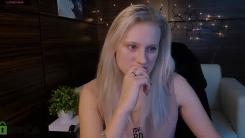 Snapshot of madam_ulis chatting on January 28, 2025, 5:35 pm Ulis online show from January 28, 2025, 5:35 pm