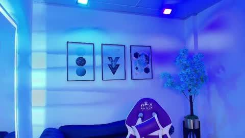 maddie_t18 online show from May 2, 2026, 12:10 pm