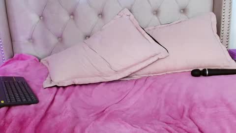 Snapshot of maddy_14 chatting on December 6, 2024, 3:22 pm Maddy UwU online show from December 6, 2024, 3:22 pm