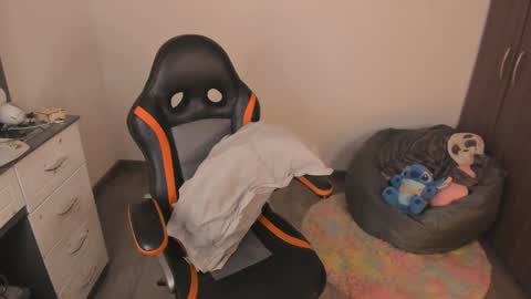 madelaine_taylor online show from September 30, 2025, 5:51 pm