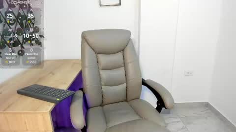 Snapshot of madeleine_w chatting on August 1, 2026, 12:43 am Madeleine online show from August 1, 2026, 12:43 am