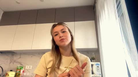 Kira online show from March 18, 2026, 1:47 pm