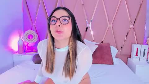 Snapshot of mady_james chatting on November 12, 2025, 12:38 pm Mady James online show from November 12, 2025, 12:38 pm