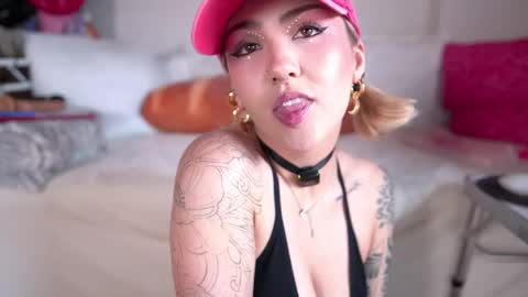Snapshot of maeeve_ chatting on April 17, 2026, 4:32 pm Maeve schedule 11 am- 530 pm colombia time online show from April 17, 2026, 4:32 pm