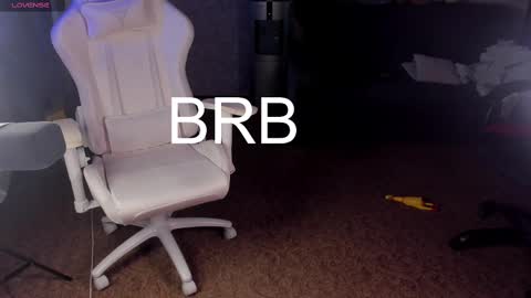 Snapshot of maevee chatting on February 21, 2025, 9:24 am Maevee online show from February 21, 2025, 9:24 am