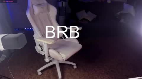 Snapshot of maevee chatting on March 4, 2025, 9:40 am Maevee online show from March 4, 2025, 9:40 am