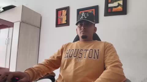 magic_milk23 online show from December 5, 2025, 1:42 pm