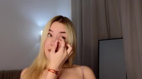 Snapshot of magnificent_angel chatting on February 23, 2025, 7:38 pm Sasha online show from February 23, 2025, 7:38 pm