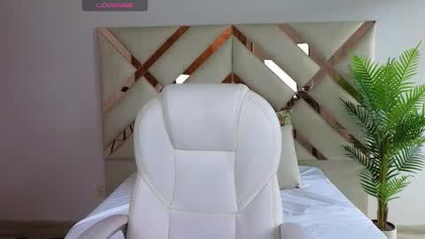 Maiaa Ruiz  online show from January 28, 2025, 1:27 pm