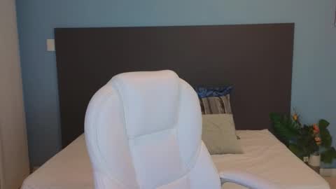 Maiaa Ruiz  online show from February 3, 2025, 12:36 pm