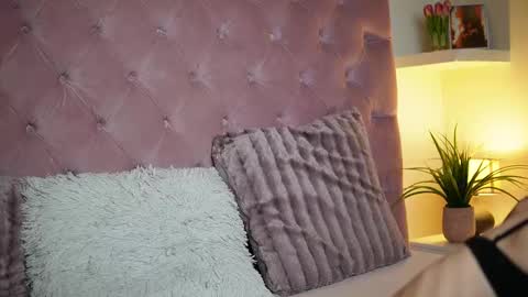 Snapshot of maiamini chatting on October 25, 2025, 11:32 pm Maia online show from October 25, 2025, 11:32 pm