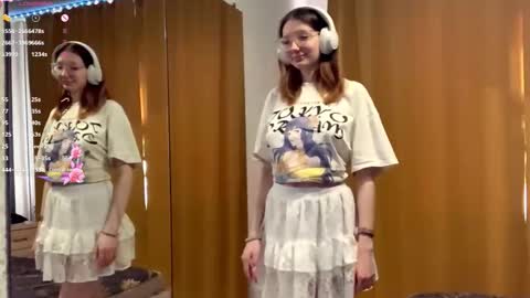 Snapshot of maidacompston chatting on October 1, 2025, 9:37 am Elina online show from October 1, 2025, 9:37 am