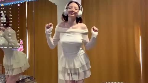 Snapshot of maidacompston chatting on October 4, 2025, 8:34 am Elina online show from October 4, 2025, 8:34 am