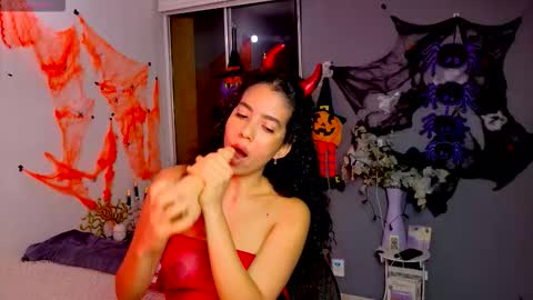 Snapshot of maithe_perroni chatting on October 29, 2025, 12:46 am Lauu online show from October 29, 2025, 12:46 am