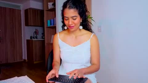 Snapshot of maithe_perroni chatting on April 14, 2026, 6:36 pm Lauu online show from April 14, 2026, 6:36 pm