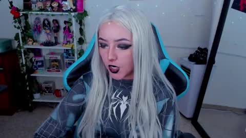 Snapshot of makii_33 chatting on November 23, 2025, 11:37 pm ... ... online show from November 23, 2025, 11:37 pm