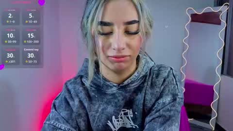 Snapshot of malory_tay chatting on November 6, 2025, 7:04 pm Malory online show from November 6, 2025, 7:04 pm