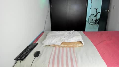 instagram  nueela   online show from January 5, 2025, 9:36 pm