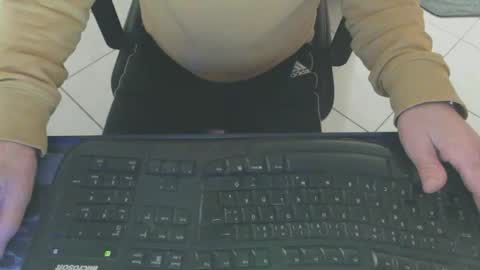 Snapshot of maly246 chatting on February 14, 2026, 12:24 pm maly246 online show from February 14, 2026, 12:24 pm