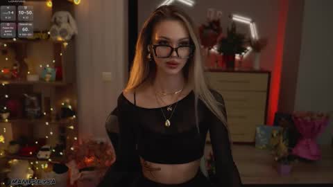 Snapshot of manifreyja chatting on December 22, 2025, 9:23 pm Amelie online show from December 22, 2025, 9:23 pm