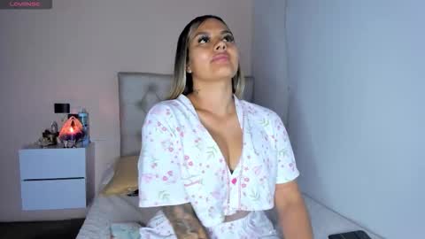 Snapshot of mariana__roe chatting on November 13, 2025, 1:37 am Mariana Roe online show from November 13, 2025, 1:37 am