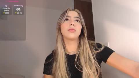 Snapshot of mariana_es chatting on October 21, 2025, 10:43 pm Mariana online show from October 21, 2025, 10:43 pm