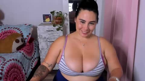 Snapshot of mariana_mr chatting on January 14, 2025, 8:37 pm M A R I A N A online show from January 14, 2025, 8:37 pm