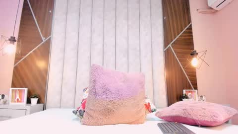 Mariana  online show from November 27, 2025, 3:25 pm