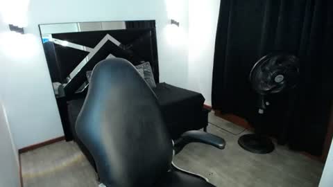 Snapshot of marianarojas_ chatting on June 15, 2026, 2:03 am Mariana online show from June 15, 2026, 2:03 am