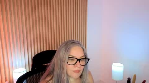 Snapshot of marianl0ve chatting on May 5, 2026, 10:23 am Marian Love online show from May 5, 2026, 10:23 am