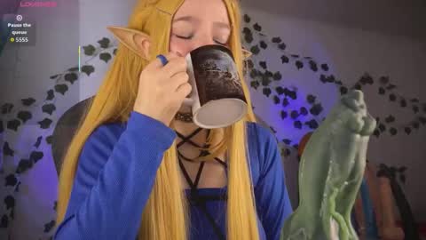 Snapshot of mariel_a_gold chatting on October 7, 2025, 5:37 am Mariel Gold online show from October 7, 2025, 5:37 am