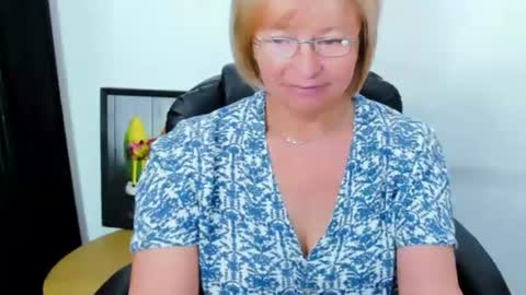 Snapshot of mariemature chatting on June 12, 2026, 5:17 am MarieMature online show from June 12, 2026, 5:17 am