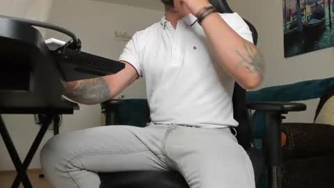 Snapshot of marioslim chatting on July 11, 2026, 5:43 am marioslim online show from July 11, 2026, 5:43 am