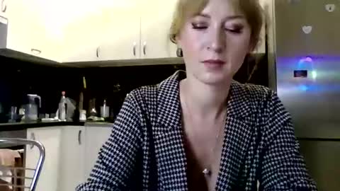 mariza_love359092 online show from April 24, 2026, 10:01 pm