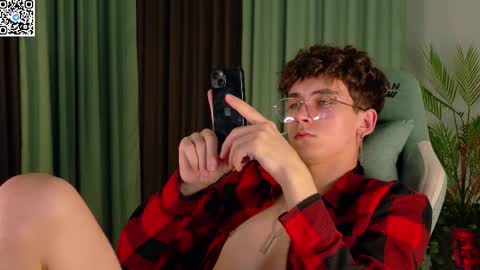 Snapshot of mark_safr chatting on October 6, 2025, 7:33 pm Mark online show from October 6, 2025, 7:33 pm