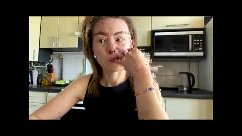 Snapshot of martaluna_ chatting on May 4, 2026, 8:32 am Marta online show from May 4, 2026, 8:32 am